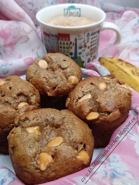 Muffins à la banane et aux pépites de chocolat / Banana muffins with chocolate chips / Magdalenas de plátano con chispas de chocolate / كيك الموز ورقائق الشوكولاتة Muffins à la banane et aux pépites de chocolat / Banana muffins with chocolate chips / Magdalenas de plátano con chispas de chocolate / كيك الموز ورقائق الشوكولاتة