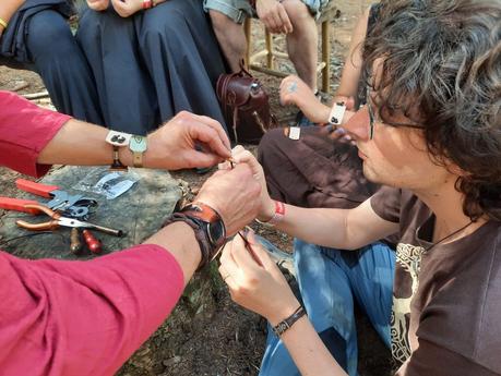 Celtica Valle d'Aosta: making a leather bracelet with Tres Lunas