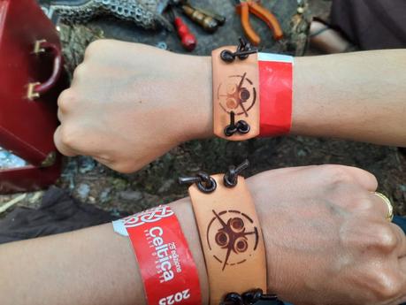 Celtica Valle d'Aosta: making a leather bracelet with Tres Lunas