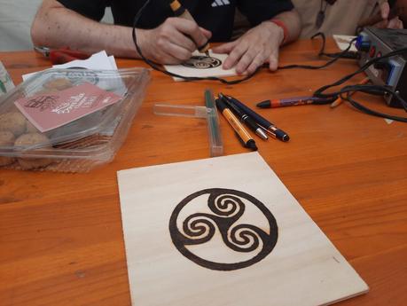 Celtica Valle d'Aosta: pyrography on wood with Marco Barzaghi of BarzaDeLegn
