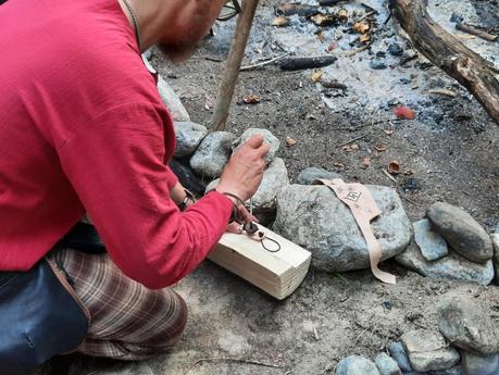 Celtica Valle d'Aosta: making a leather bracelet with Tres Lunas