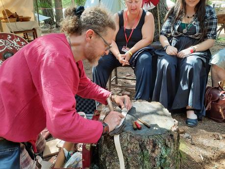 Celtica Valle d'Aosta: making a leather bracelet with Tres Lunas