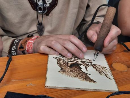 Celtica Valle d'Aosta: pyrography on wood with Marco Barzaghi of BarzaDeLegn