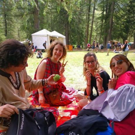 An improvised and spontaneous lucet workshop with friends at Celtica Festival 2023