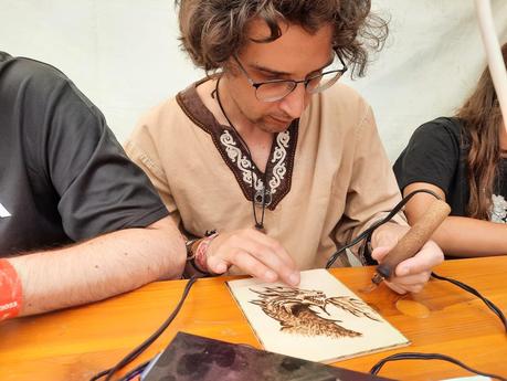 Celtica Valle d'Aosta: pyrography on wood with Marco Barzaghi of BarzaDeLegn