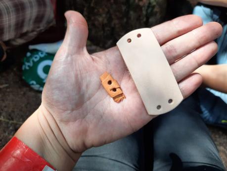 Celtica Valle d'Aosta: making a leather bracelet with Tres Lunas