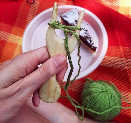 An improvised and spontaneous lucet workshop with friends at Celtica Festival 2023: the first braid made by LaLara