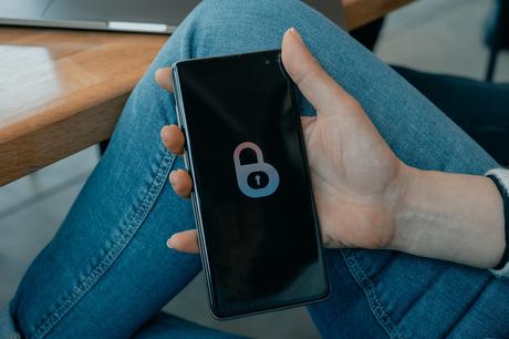 End-to-End Encryption Explained: How WhatsApp, Signal, and Secure Messaging Apps Protect Your Data