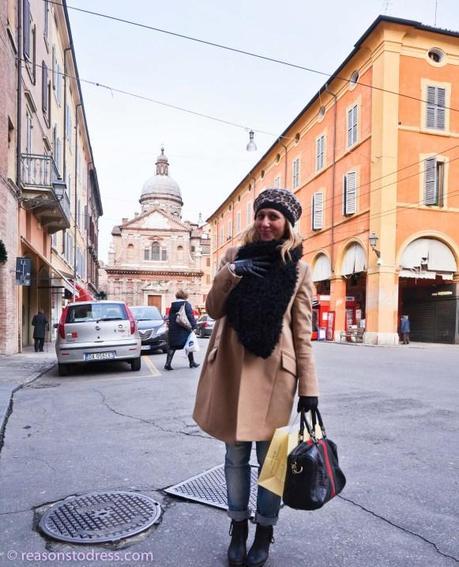 ReasonsToDresss.com Real Mom Street style Angela from Imperfecti.com spotted in front of the Duomo of Modena, Itay wearing Max Mara Gucci and OVS.