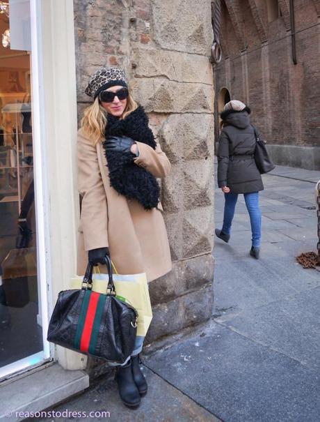 ReasonsToDresss.com Real Mom Street style Angela from Imperfecti.com spotted in front of the Duomo of Modena, Itay wearing Max Mara Gucci and OVS.