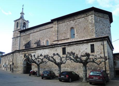 El pórtico de la iglesia de la Natividad, mirando hacia la plaza.