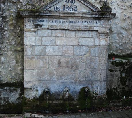 Fuente bebedero, con su amenaza de multa.