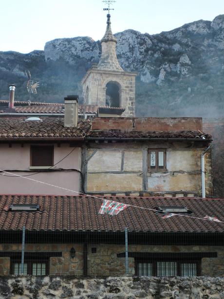 Tejados de Bernedo bajo la sierra de Cantabria.