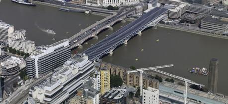 4,400 modules produce approximately 50 % of the station’s annual energy consumption. To the left is the original Blackfriars Bridge while to the right you see the new Blackfriars Rail Bridge.