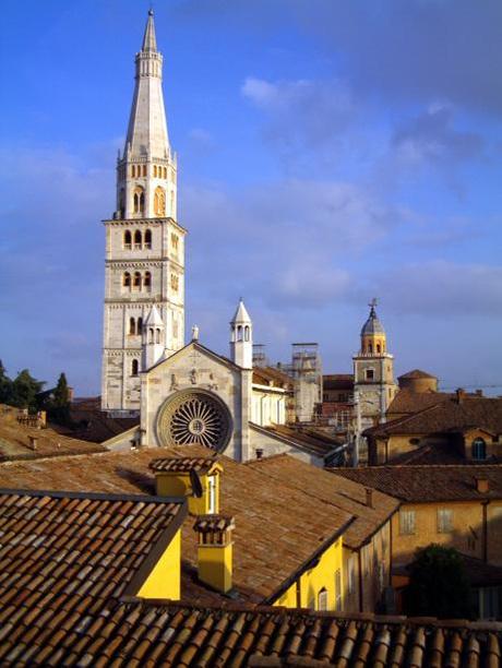 Imaged from http://fardiconto.wordpress.com/2011/11/10/la-ghirlandina-ritrovata/ This article shows the progression of the uncovering of the Ghirlandina after its restoration.