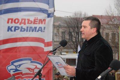 Newly appointed Crimean Prime Minister Aksenov asserts that Yanukovich is still the leader of the country. Oddly, the banner proclaims 