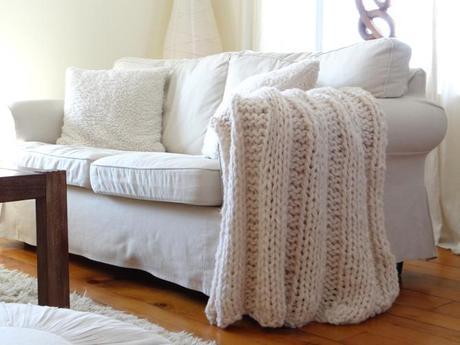 A free chunky wool blanket pattern via @lynneknowlton #knit #knitting #freePattern #chunkywool #blanket 