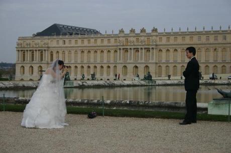 Married couple in Chateaux de Versailles garden