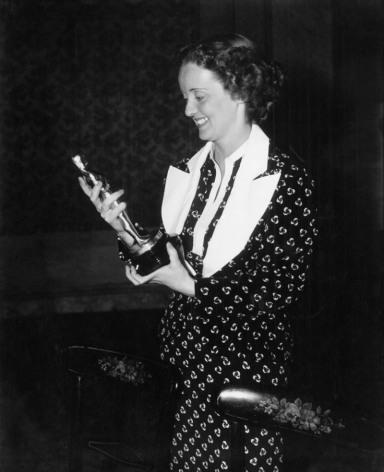 Bette Davis at the 1935 (8th) Academy Awards banquet.