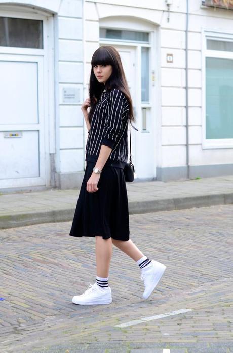 Midi midi skirt with sneakers boyish sports look