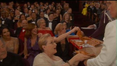 Ellen passing out pizza at Oscars