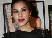 Different Lips-Different Colors-Red Lipsticks Bollywood Actresses Flaunt Bold Colours Screen Awards 2014