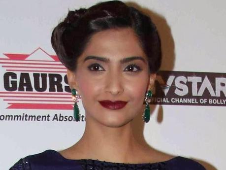 Different Lips-Different Colors-Red Lipsticks - The way Bollywood Actresses Flaunt the Bold Red Lip Colours at Screen Awards 2014