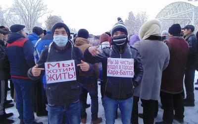 Protestors in Kara-Bolta with signs 