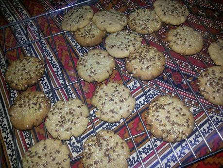 Atta, Ragi, Oats and Flaxseed Cookies err Biscuits