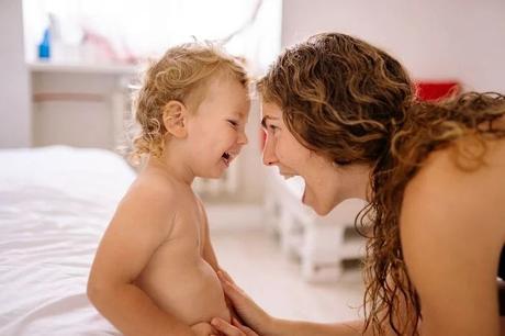 Got a child who insists on being with you ALL THE TIME? You must be exhausted! Here's help - 7 practical tips on how to handle a clingy toddler.