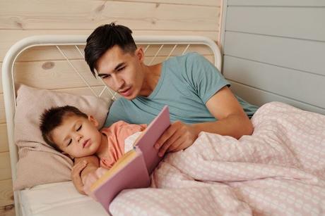 Got a child who insists on being with you ALL THE TIME? You must be exhausted! Here's help - 7 practical tips on how to handle a clingy toddler.
