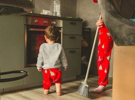Got a child who insists on being with you ALL THE TIME? You must be exhausted! Here's help - 7 practical tips on how to handle a clingy toddler.