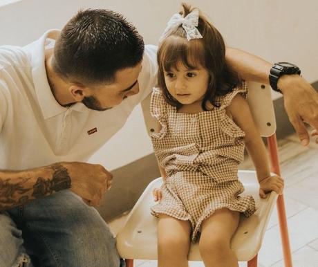 Got a child who insists on being with you ALL THE TIME? You must be exhausted! Here's help - 7 practical tips on how to handle a clingy toddler.