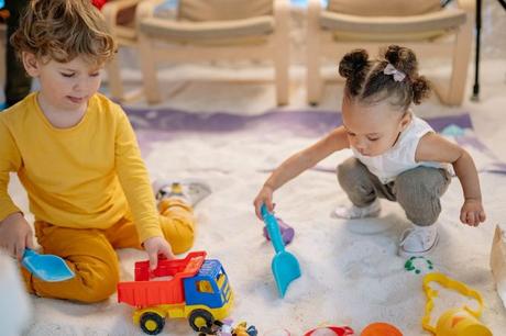 Got a child who insists on being with you ALL THE TIME? You must be exhausted! Here's help - 7 practical tips on how to handle a clingy toddler.