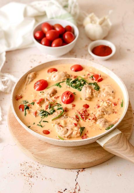 One pan creamy tomato and spinach chicken