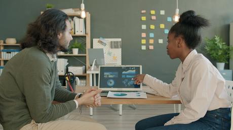 Best Time to Send Cold Emails: Mailchimp vs. HubSpot for Improving Open Rates