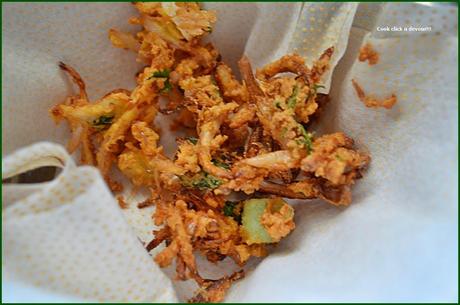 Vengaya pakoda(onion fritters)/ Onion Thool pakoda