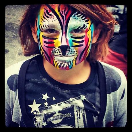 face painting rainbow tiger by Simon Brushfield How to inspire thousands of people at a public event 