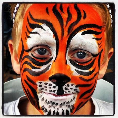 face painting lion by Simon Brushfield How to inspire thousands of people at a public event 