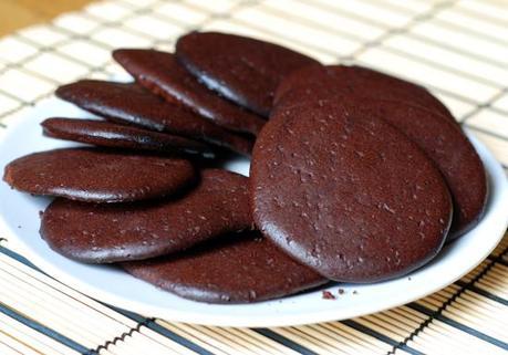 Low-carb flourless chocolate biscuits