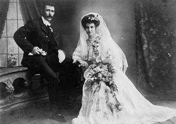 English: Bride and groom, 1900-1910 The bride'...