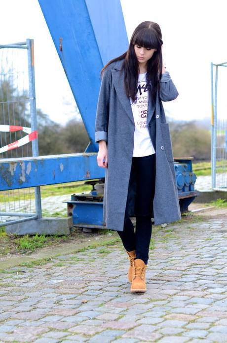 outfit long gray coat timberland yellow boot