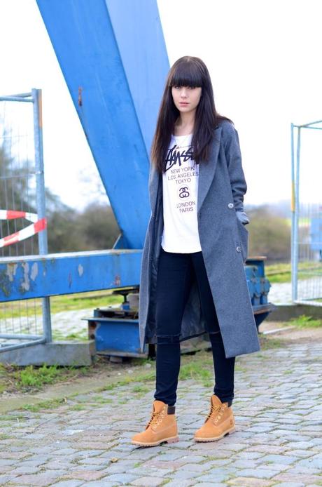 look long gray coat timberland classic boots