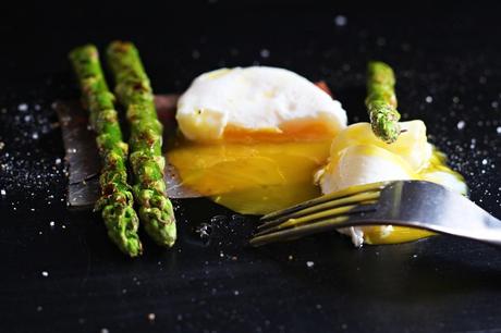 Asparagus with poached egg & serrano ham #162