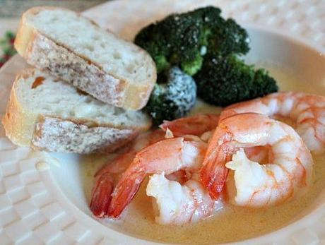 shrimp and broccoli with bread