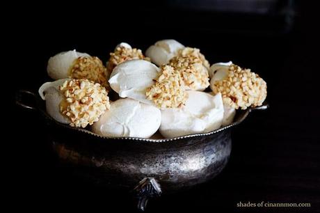 Meringues with almonds and white chocolate