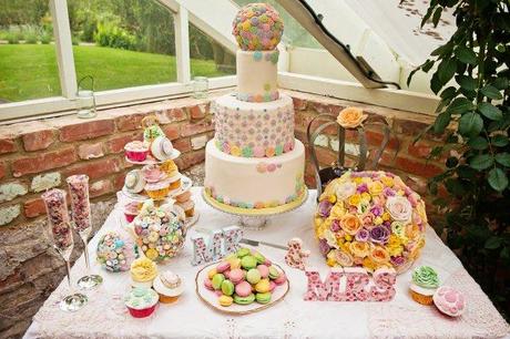 Wedding cakes and desserts in Vintage colors