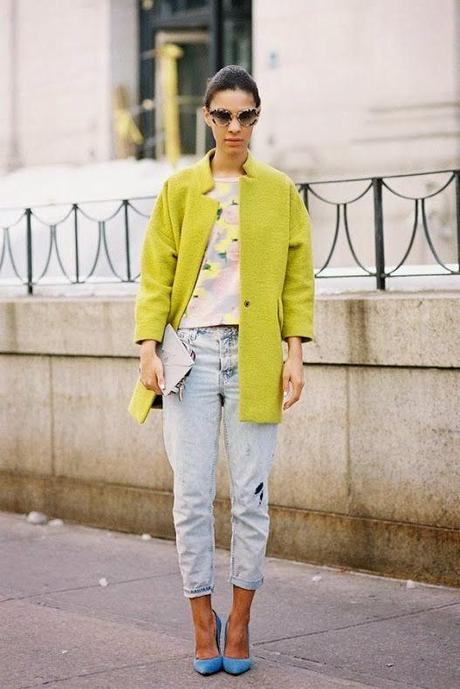 light green coat, boyfriend jeans, blue pumps, outfit, fashion, inspiration, pastel, colorful, street style
