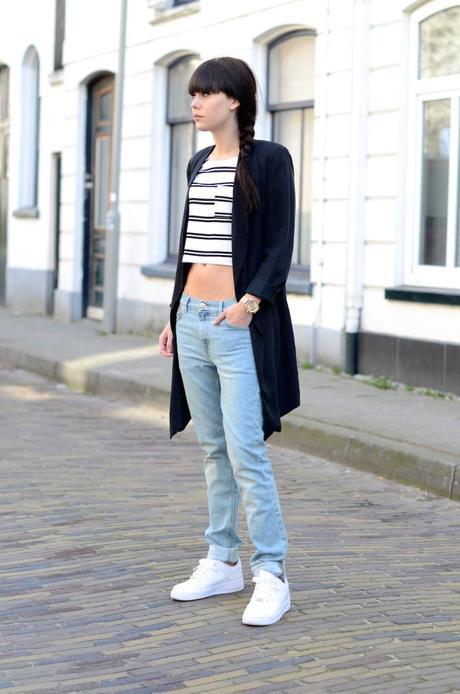 outfit boyfriend jeans crop top sneakers