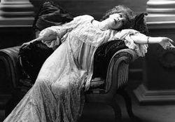 Victorian-lady-fainting